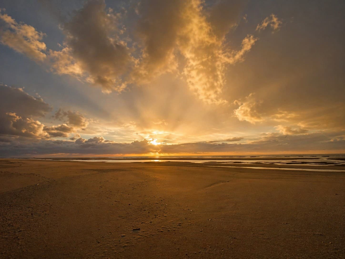 Ciel dramatique au coucher de soleil sur la Baie de Somme